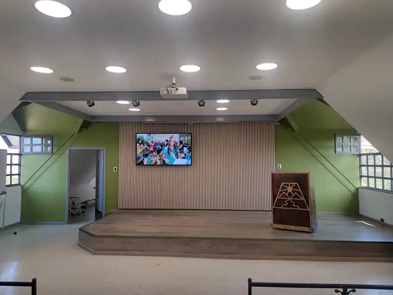 Auditorio insonorizado con paneles